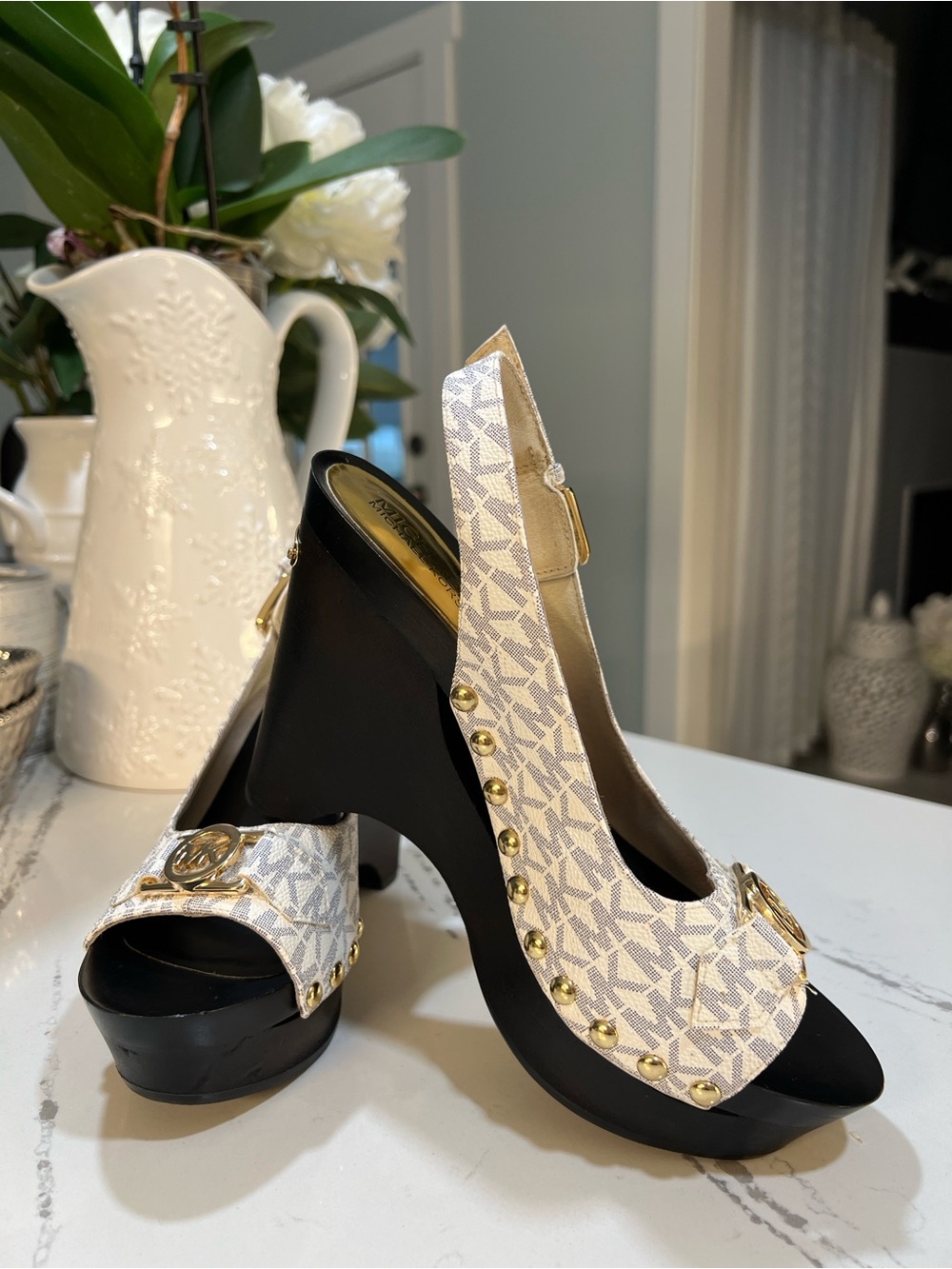 Women’s White Patterned Platform Slingback Heels with Gold Accents size 8